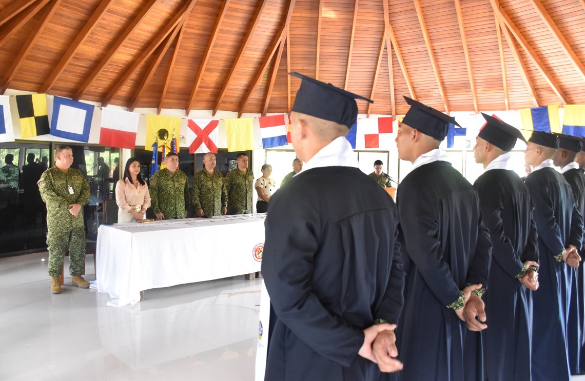 16 Infantes de Marina obtienen el grado de bachiller durante su servicio militar 