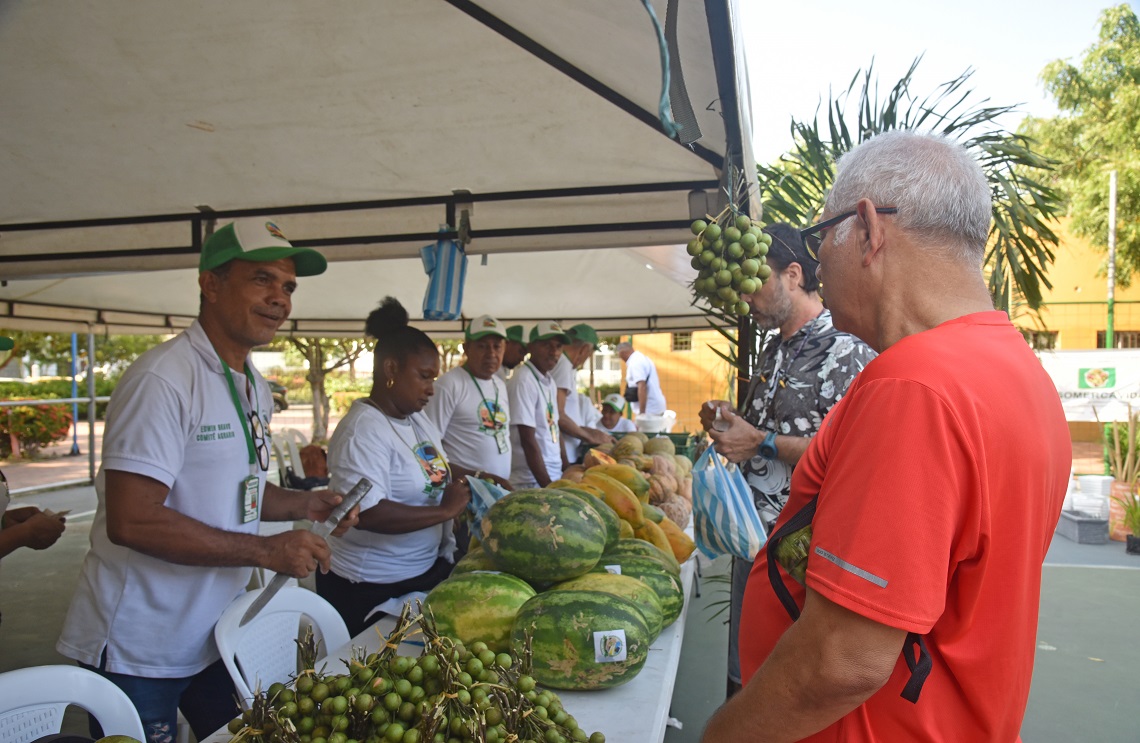 Se vendieron más de ocho toneladas de productos agrícolas en la segunda edición de mercados campesinos