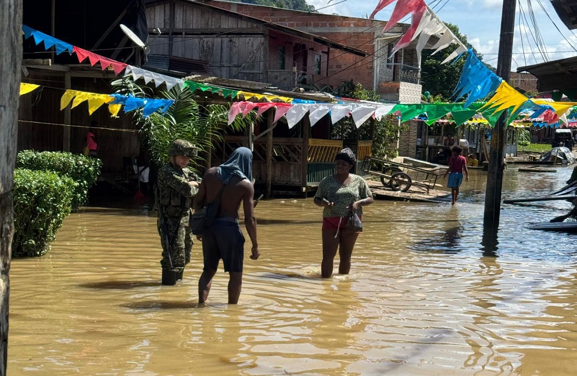 Ejército Nacional entrega mercados a damnificados por la ola invernal en Chocó