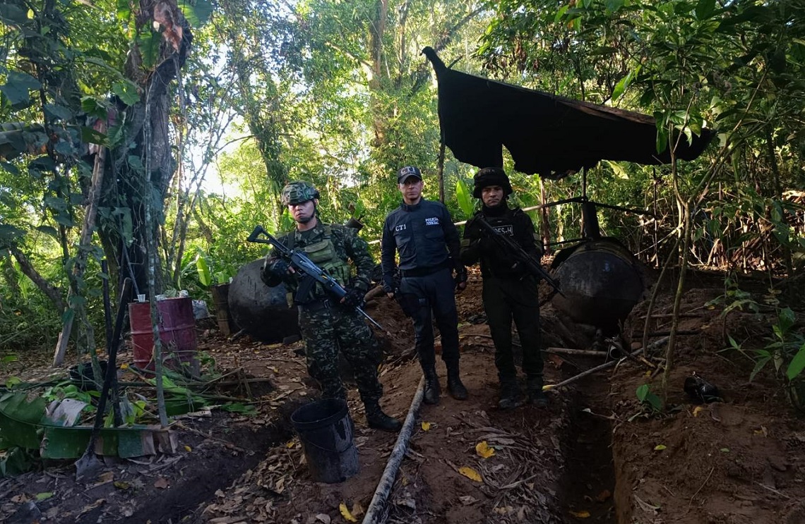 En Putumayo, Ejército Nacional desmantela refinería ilegal de hidrocarburos, construida artesanalmente por los Comandos de Frontera