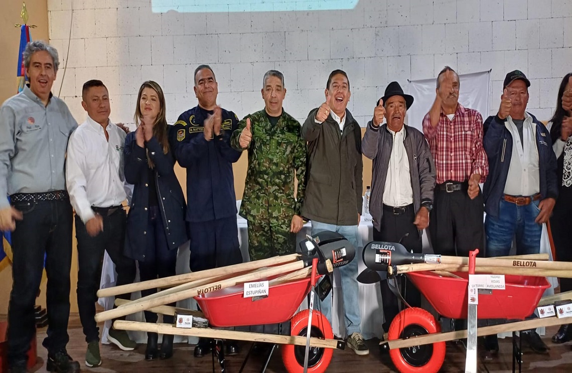 200 familias campesinas reciben herramientas del agro producidas con 25 mil armas fundidas por PazdelRío y las Fuerzas Militares de Colombia