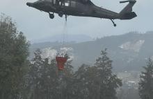 Con sistema Bambi Bucket la Fuerza Aeroespacial ataca incendio en Corrales, Boyacá