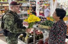 Batallón de Fuerzas Especiales Urbanas entrega flores en homenaje a las madres en la Plaza de Mercado Paloquemao