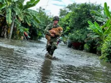 Soldados del Ejército salvan vidas y bienes, tras desbordamiento del río Upía, en Meta
