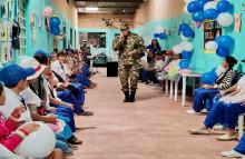 Soldados del Ejército Nacional dibujan sonrisas en los corazones de más de 100 abuelitos en Villavicencio, Meta