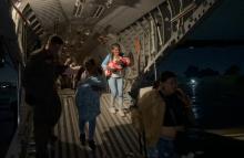 Pacientes del programa “Operación sonrisa” llegaron a Bogotá en aeronave de la Fuerza Aérea