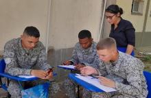 Jóvenes soldados estudian su bachillerato mientras prestan su servicio militar