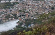 Tras rápida intervención aérea, se apaga incendio forestal en Cali