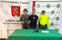 Ejército captura a un hombre con una subametralladora