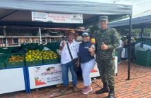 Ejército Nacional y Fe en Colombia participan en mercado campesino en Cúcuta