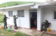 Soldados del Ejército Nacional trabajan en el embellecimiento del Centro Educativo Rural Chichira, sede Fontibón.