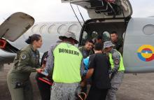 Mujer recibe asistencia médica de la Fuerza Aérea en La Macarena