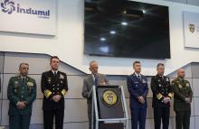 En rueda de prensa, (de izq. a Der.) el Jefe de Estado Mayor Conjunto, el Comandante General de las Fuerzas Militares, el Ministro de Defensa Nacional, el Comandante de la Fuerza Aérea Colombiana, el Comandante de la Armada de Colombia y el subdirector de la Policía.