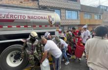 cogfm-ejc-soldados-del-ejercito-nacional-apoyan-la-localidad-de-usme-con-mas-33.000-galones-de-agua.jpg