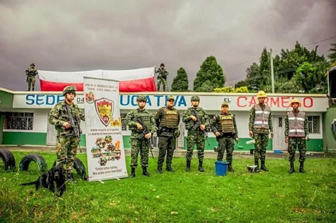 Soldados del Ejército y autoridades municipales de El Tablón de Gómez, Nariño, recuperan escuela afectada por mensajes alusivos a grupos armados ilegales