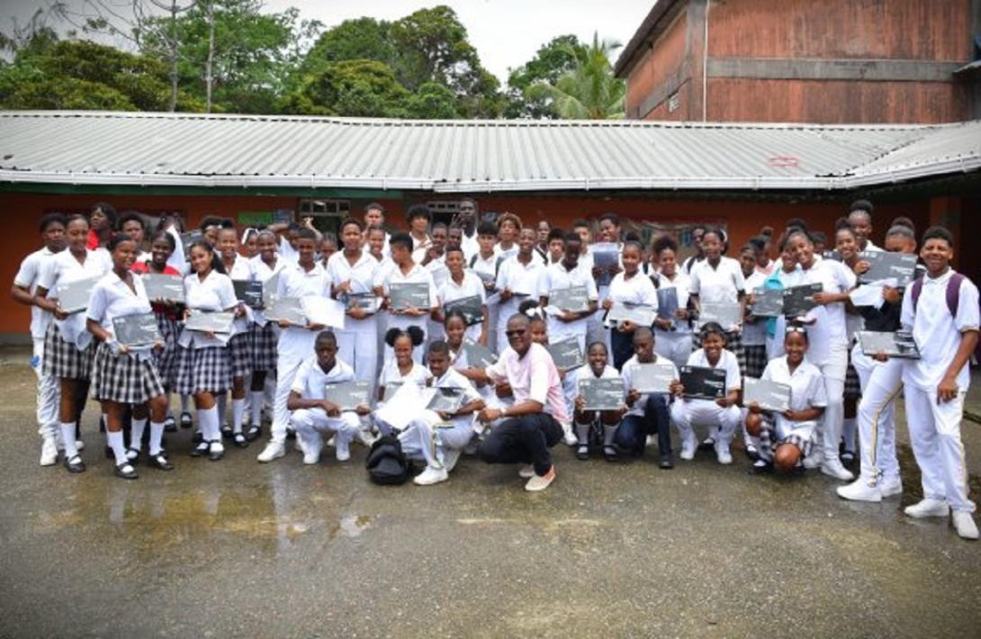Armada de Colombia apoyó la entrega de “computadores para educar” a menores de Buenaventura