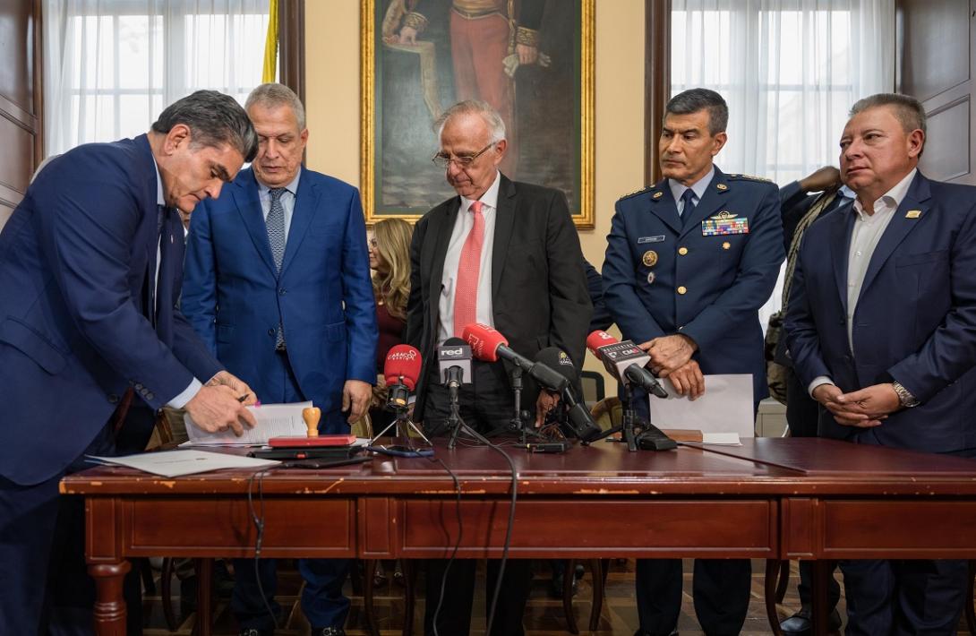 Partidos de Gobierno, incluidos los de oposición, respaldan esta iniciativa”: Mindefensa tras firma de Proyecto de Acto Legislativo para cambio de nombre de la Fuerza Aérea