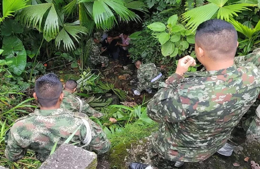 El heroico rescate del Ejército Nacional a hombre de 62 años que cayó por un abismo de al menos 20 metros en vía de Mocoa, Putumayo