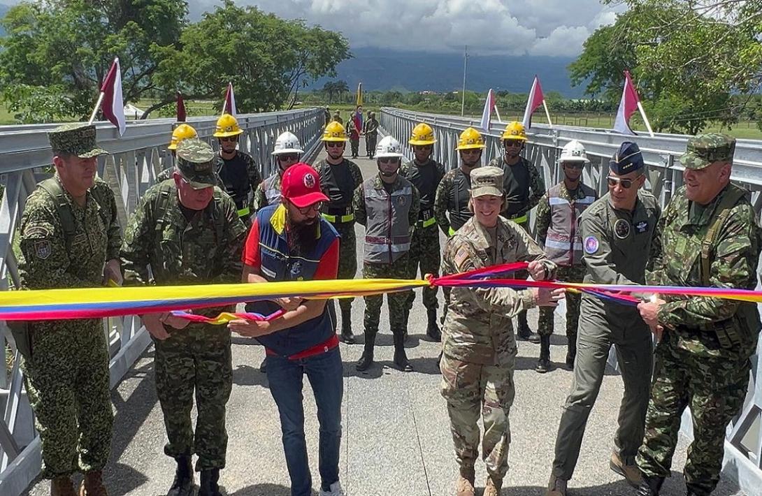 Puentes militares para los colombianos: 10 estructuras modulares semipermanentes fueron donadas por el Comando Sur de los Estados Unidos