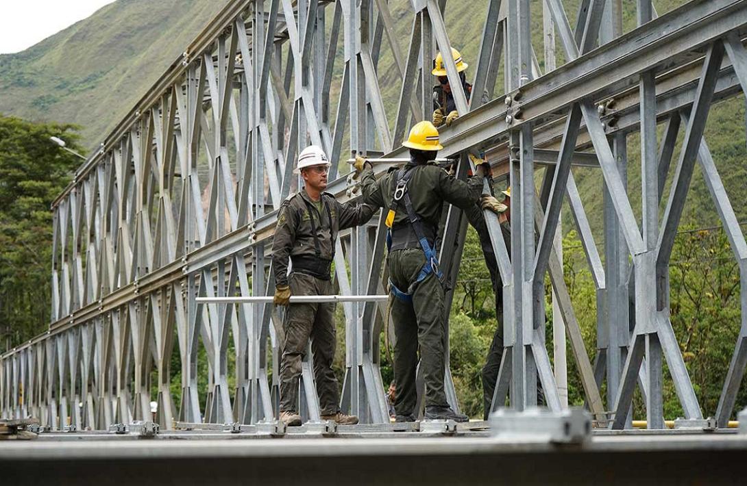Como este, son diez los puentes metálicos provisionales que donó el Comando Sur de los Estados Unidos a Colombia para atender emergencias por fenómenos naturales. 