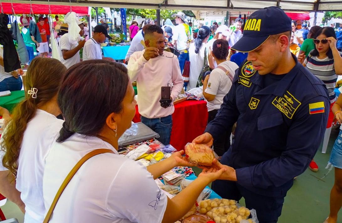 Armada de Colombia apoya emprendimientos agrícolas y artesanales de los campesinos de los Montes de María