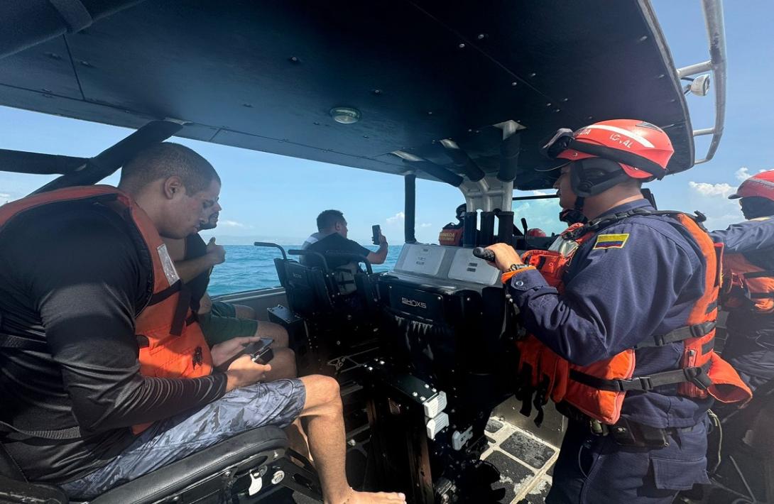Armada de Colombia rescató a cuatro náufragos