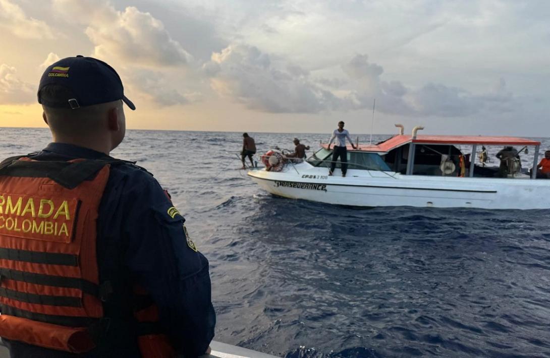 Armada de Colombia rescata a cinco pescadores que se encontraban a la deriva
