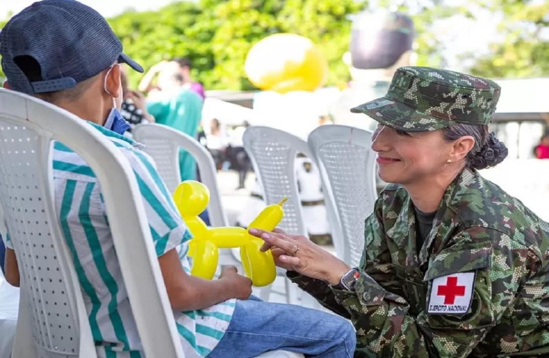 Soldados del Ejército Nacional demuestran su amor y vocación de servicio en Healing The Children en Neiva, Huila