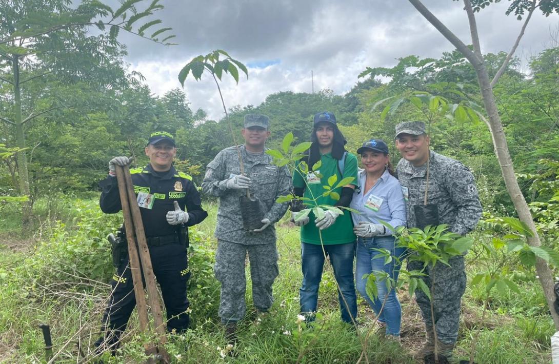 Militares de su Fuerza Aérea Colombiana se unen a ‘Sembratón’ en La Dorada Caldas