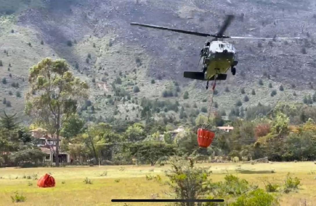 Con sistema Bambi Bucket la Fuerza Aérea Colombiana ataca incendio en Villa de Leyva, Boyacá