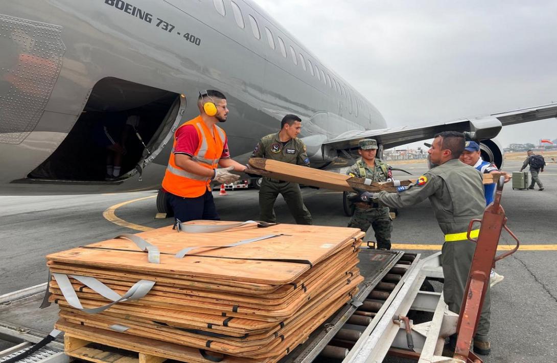 Con éxito, Fuerza Aérea Colombiana entregó equipos de apoyo para extinción de incendios a Ecuador