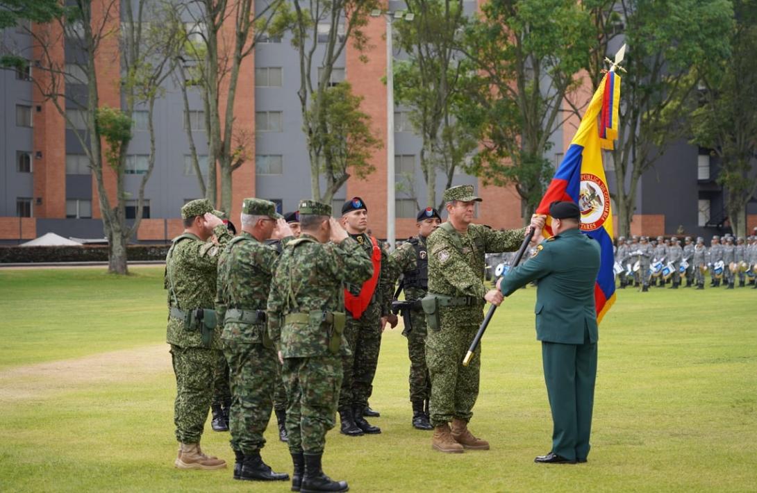 El almirante Francisco Hernando Cubides Granados, comandante general de las Fuerzas Militares entrega el estandarte al Comando Gaula Militar, bajo el liderazgo del coronel Giovanni Montañez Acosta.