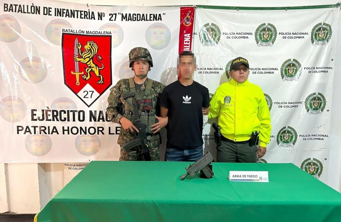 Ejército captura a un hombre con una subametralladora