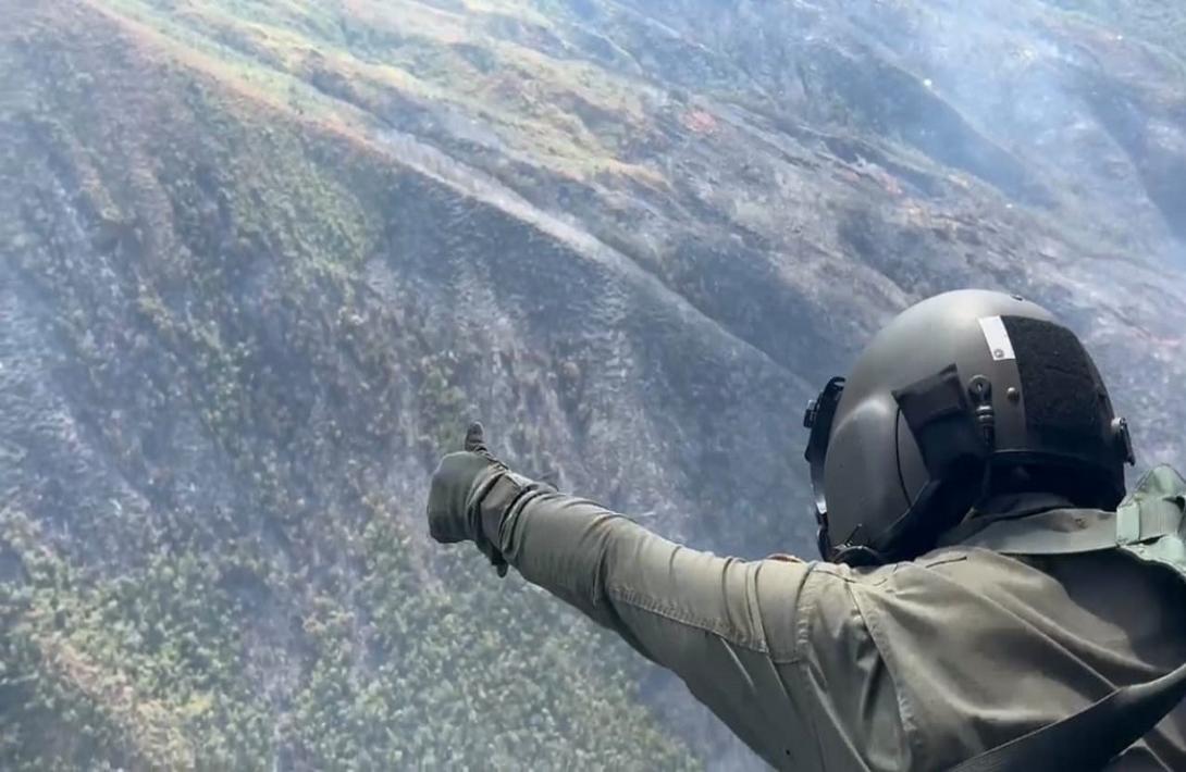 Desde el aire se combate incendio que arrasa con bosques nativos en Yotoco