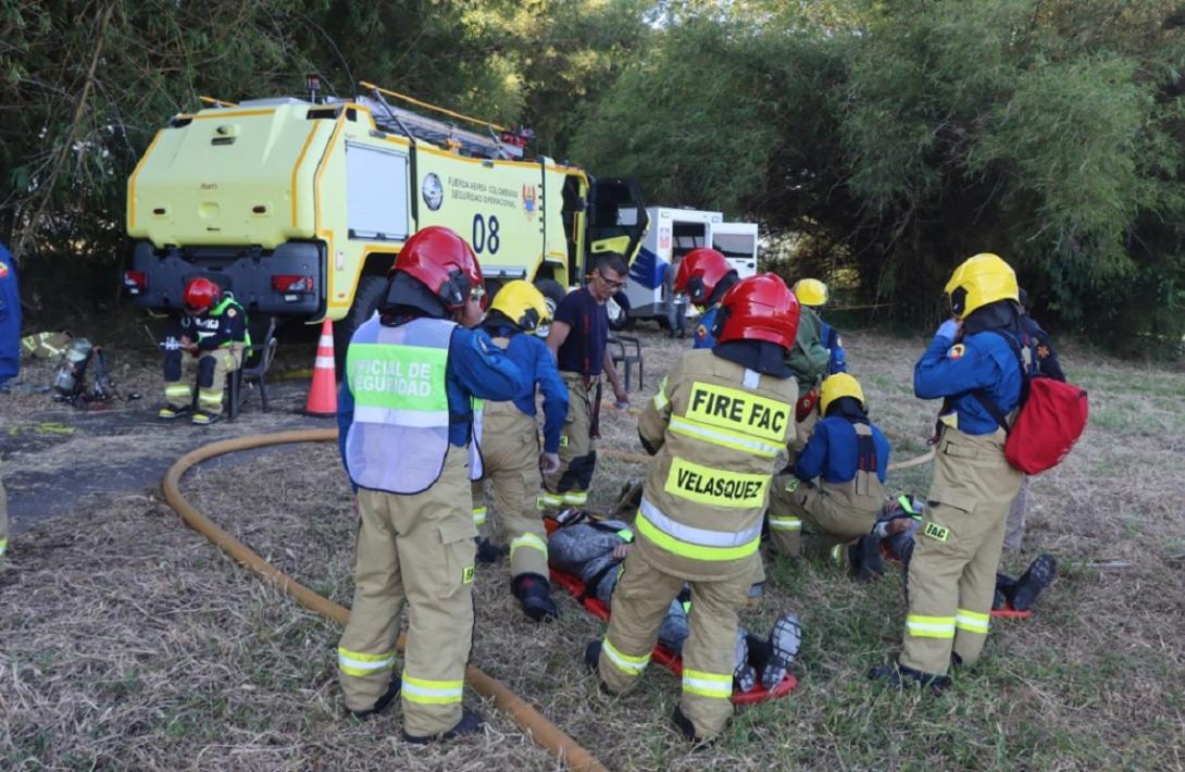 Habilidades de los Bomberos Aeronáuticos de la Fuerza Aérea son fortalecidas por el SENA