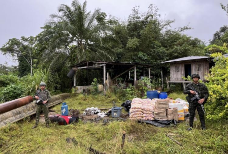 Incautado semisumergible tipo “parásito” en un campamento del ELN