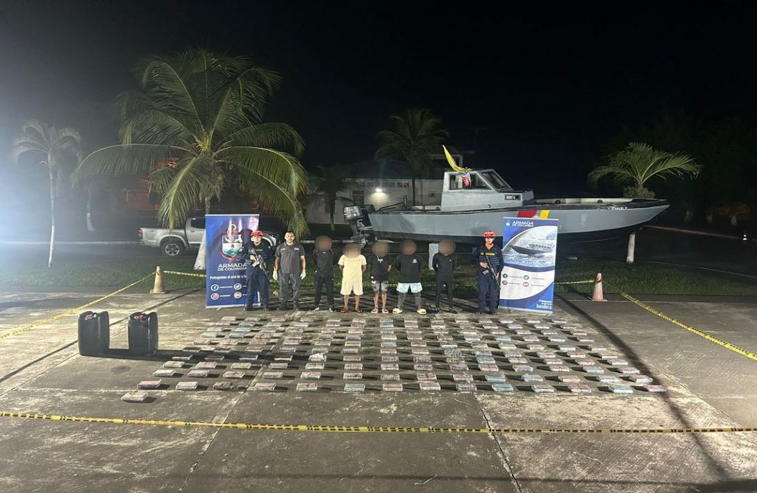 Armada de Colombia capturó a cinco panameños que transportaban cocaína en altamar