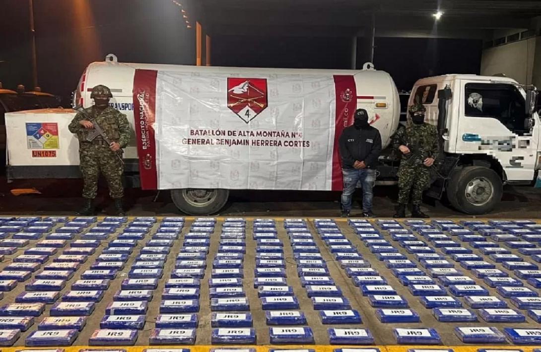 300 kg de cocaína que habían sido ocultados en un camión para el transporte de gas fueron incautados por tropas del Ejército cerca de Popayán, Cauca