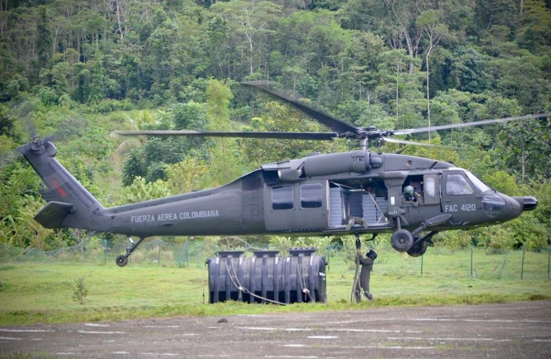 Fuerza Aérea Colombiana transporta elementos vitales para la construcción de alojamiento en Cerro Mecana