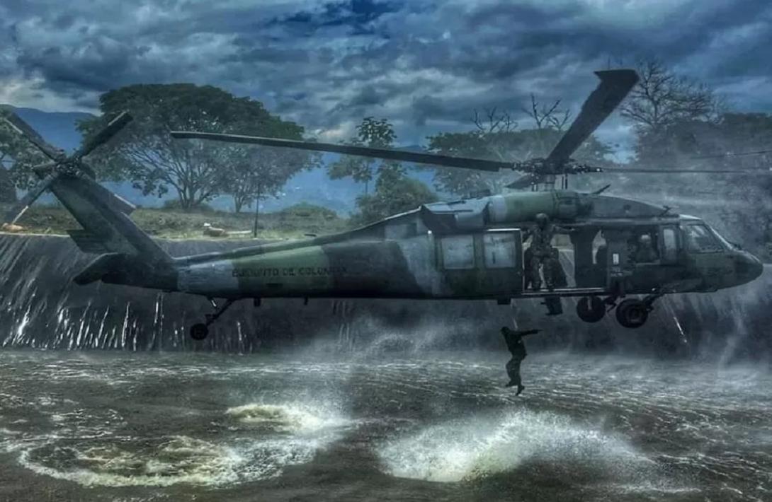 El rescatista del Ejército Nacional que desciende desde el cielo para salvar vidas en zonas inhóspitas 