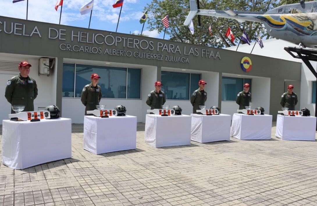 Oficiales de la Fuerza Aérea de Chile avanzan en su formación como pilotos de helicóptero