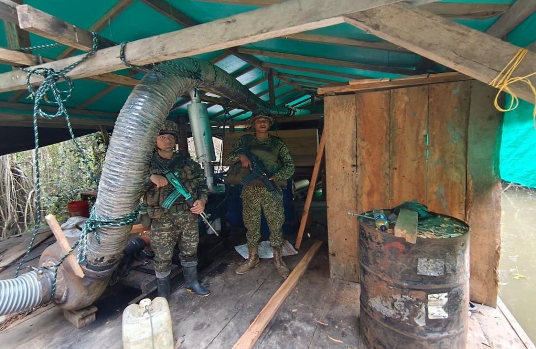 En Solano, Caquetá, Armada de Colombia y Ejército Nacional destruyen dos dragas empleadas para la extracción ilícita de yacimientos mineros