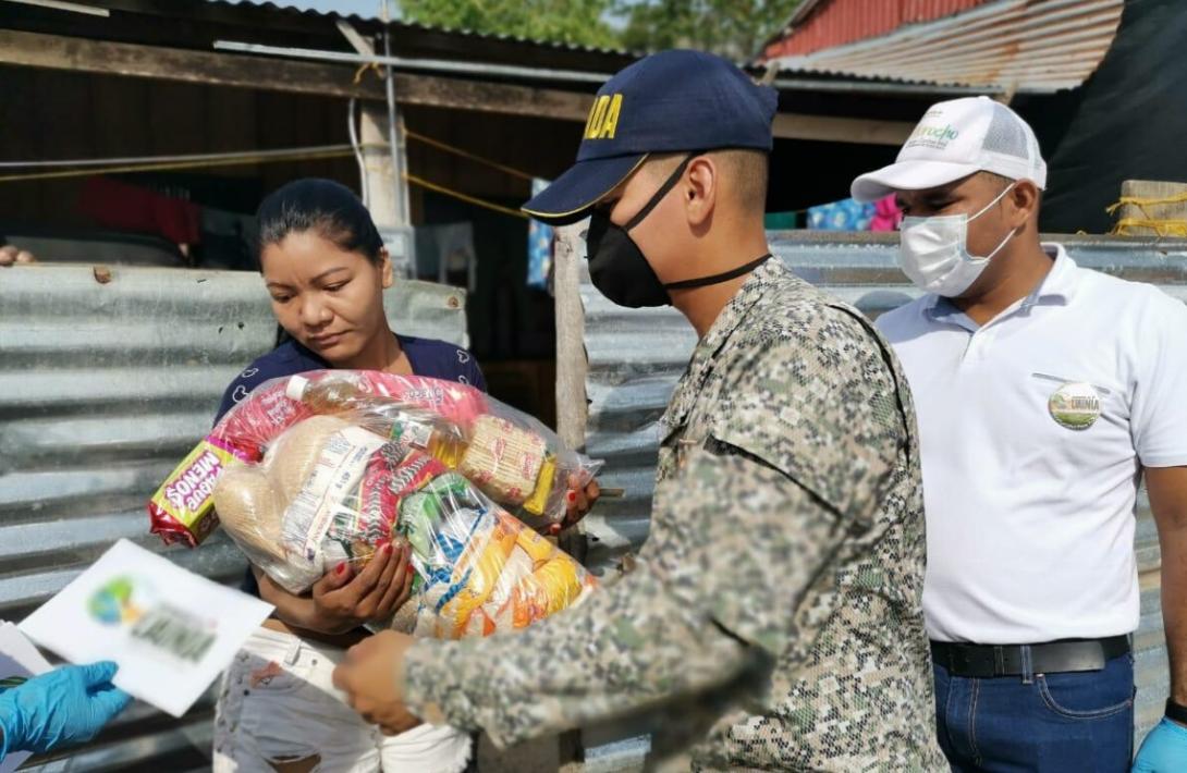 cogfm-armada-colombia-entrega-mercados-cuarentena-covid19-inirida-guainia-15.jpg