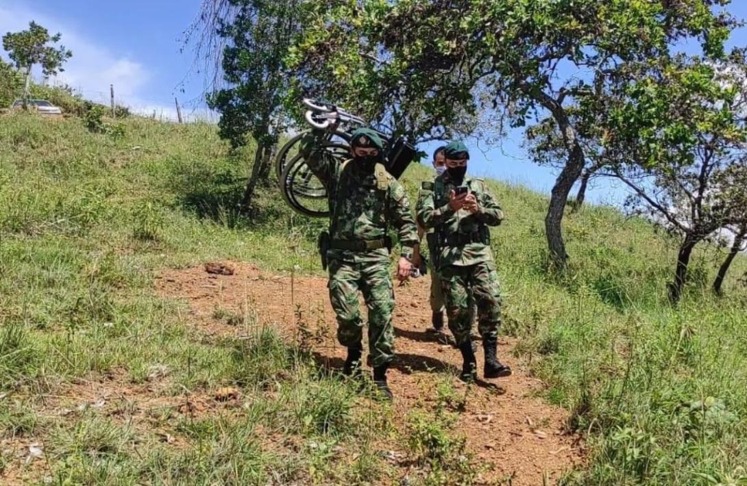 cogfm-ejercito-entrega-silla-de-ruedas-abuelo-de-un-soldado-profesional-en-el-tolima-30.jpg