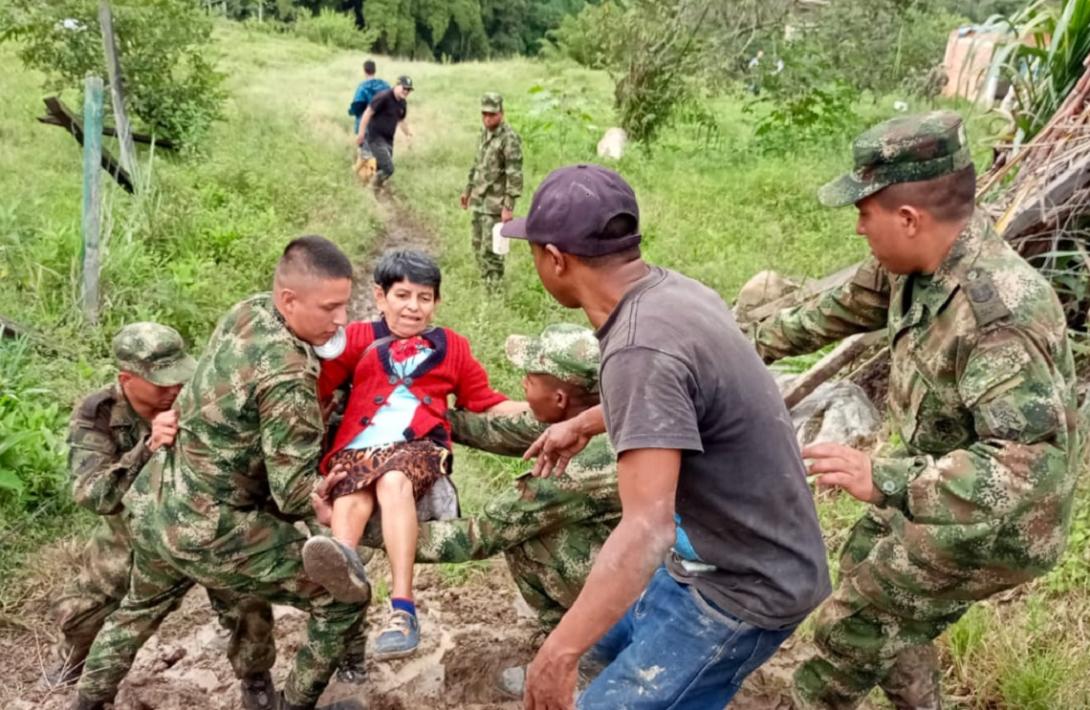 cogfm-ejercito-nacional-brinda-apoyo-a-familias-damnificadas-por-ola-invernal-en-cundinamarca-26.jpg