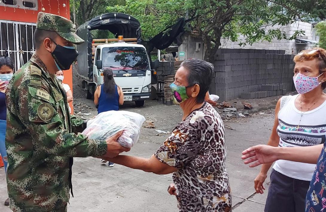 cogfm-ejercito-nacional-caaid-entrega-mercados-en-el-tolima-con-apoyo-de-fundaciones-el-nogal-y-exito-18.jpg