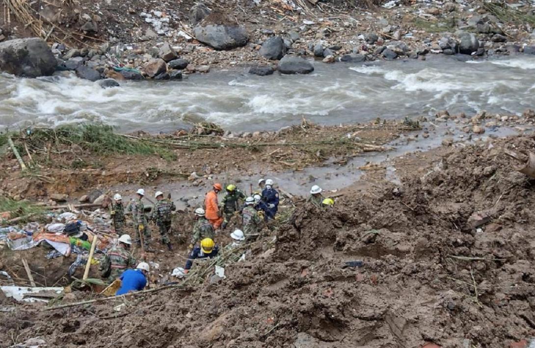 cogfm-ejercito-nacional-continua-apoyo-en-labores-de-busqueda-y-rescate-en-evacuacion-en-pereira-10.jpg