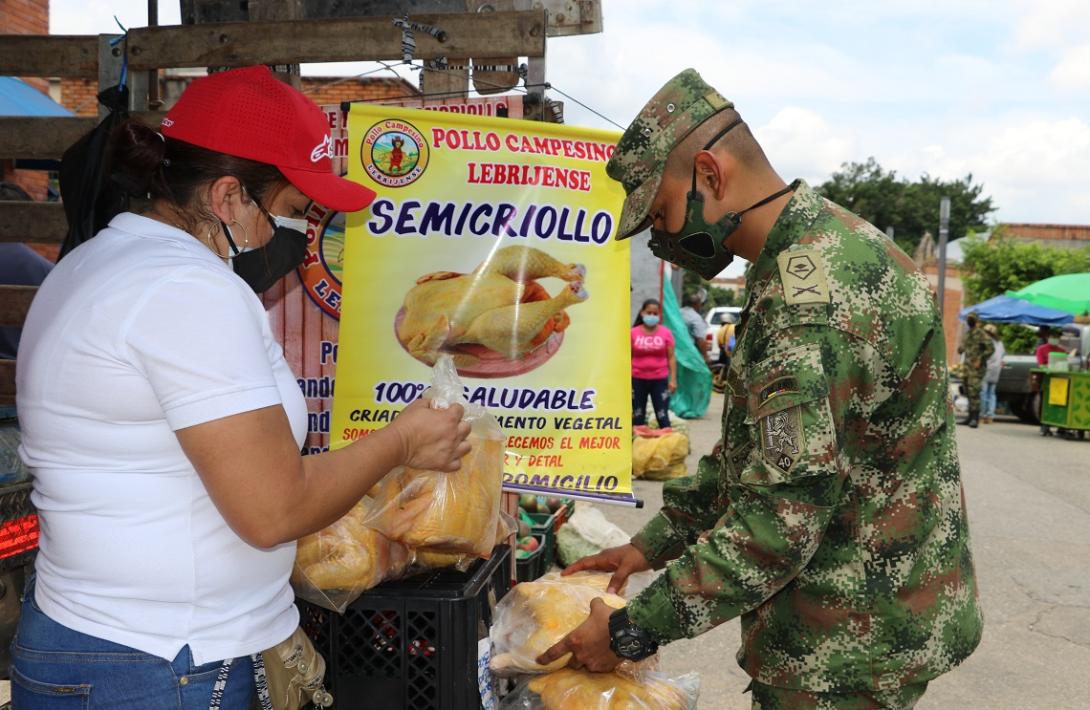 cogfm-ejercito-nacional-realiza-segunda-mercaton-en-bucaramanga-santander-05.jpg