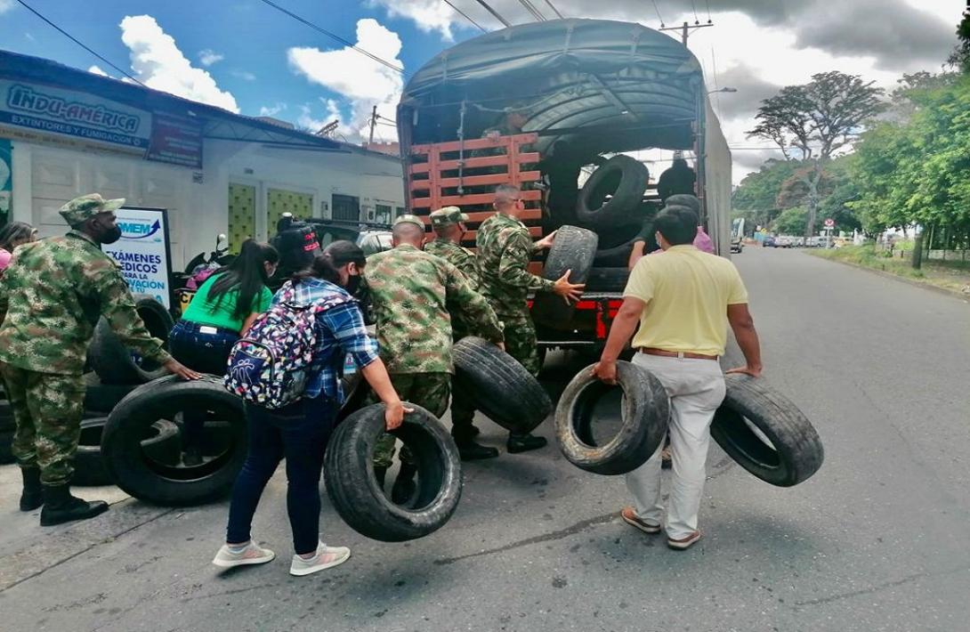 cogfm-ejercito-nacional-se-une-a-jornada-ambiental-de-cormacarea-de-recoleccion-de-llantas-usadas-27.jpg