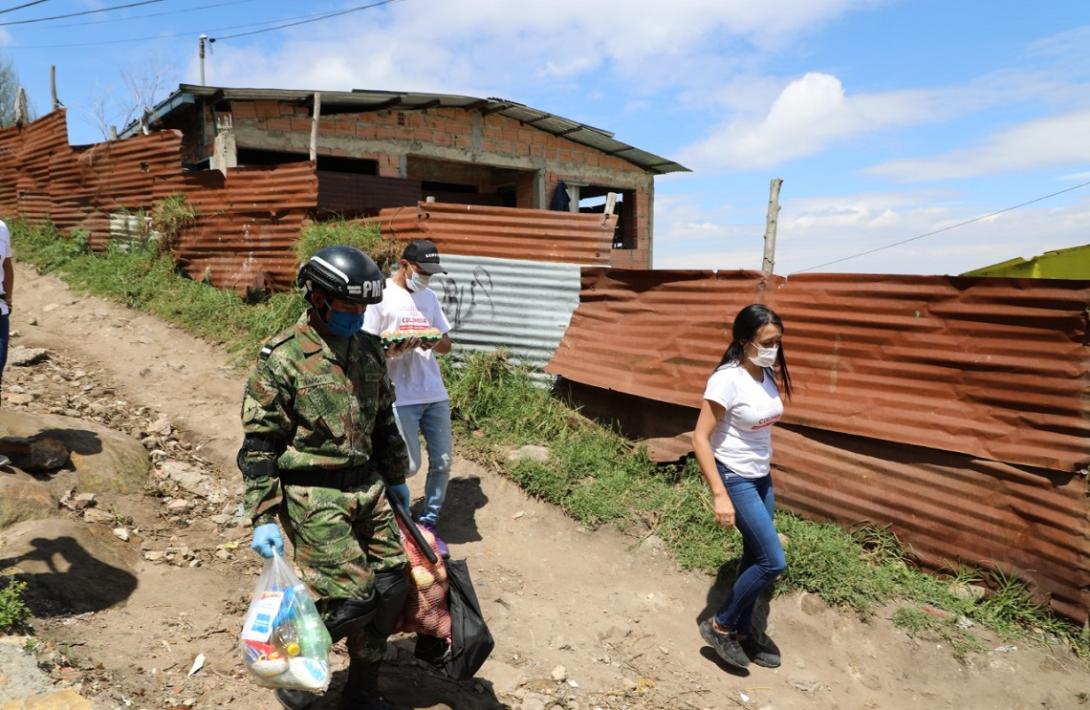 cogfm-ejercito-soldados-entregan-mercados-bogota-01.jpg